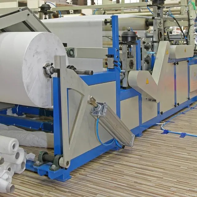 Qual é o processo comum de produção de filmes plásticos?