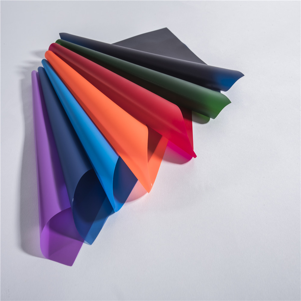 O filme de vinil PVC tem uma ligeira absorção de azul na faixa de comprimento de onda curto e médio 