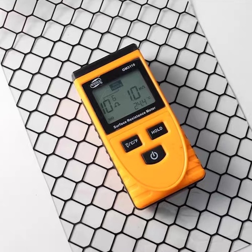 Película em PVC com grelha antiestática para proteção de salas limpas.